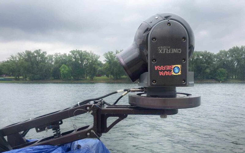 Papa Sierra cam&eacute;ra Cineflex Elite cin&eacute;ma  optique Canon. iinstallation sur un bateau. mer