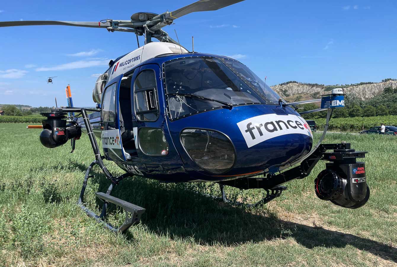Montage de deux caméras sur un hélicoptère.