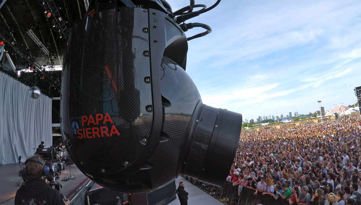 Installation lors d'un concert sur une grue